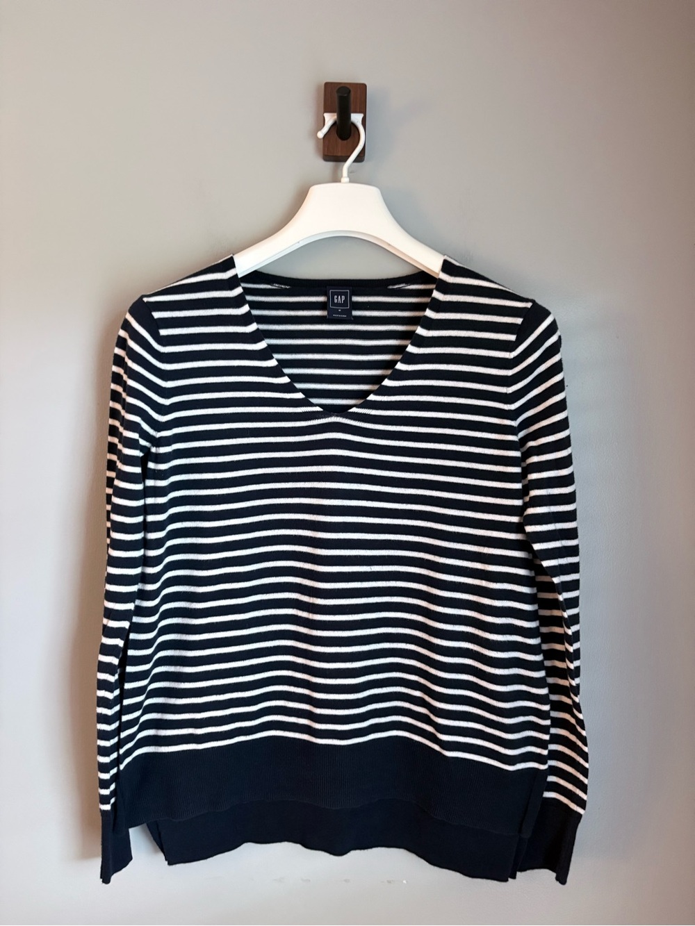 GAP Navy Blue White Striped V-Neck Sweater 100% Cotton Size M High-Low Hem